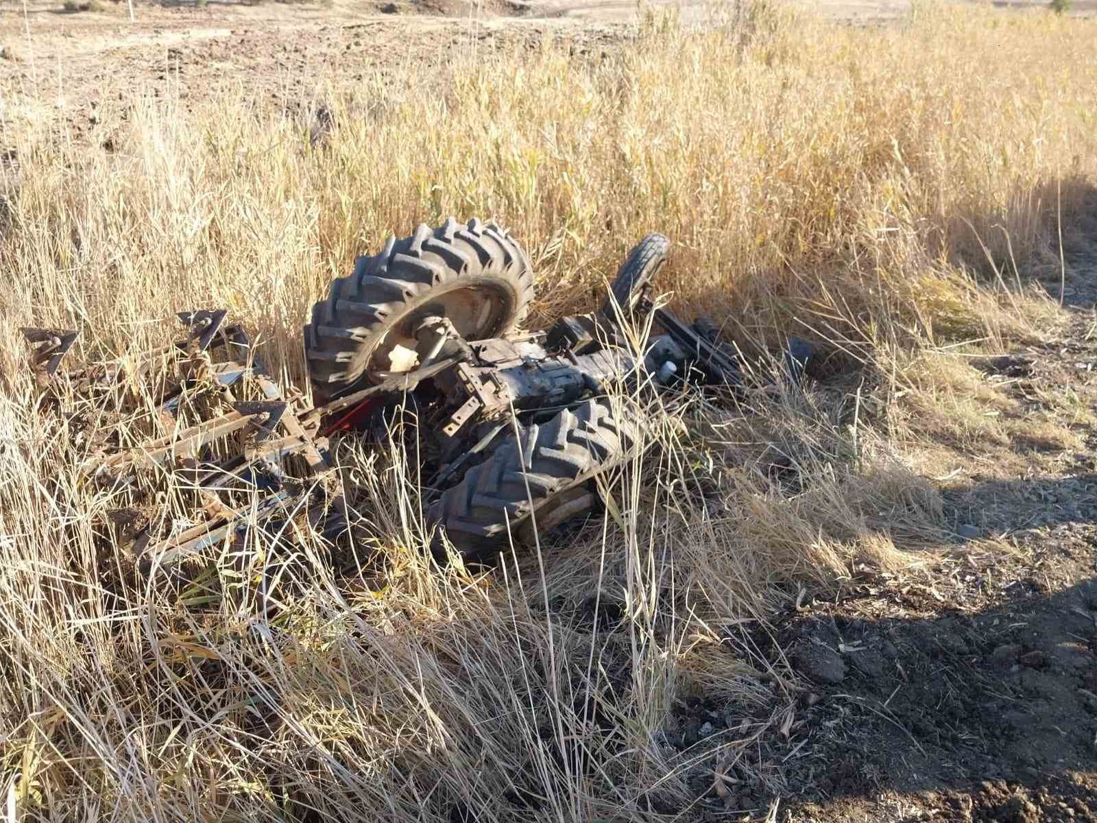 gaziantepte-devrilen-traktorun-surucusu-hayatini-kaybetti
