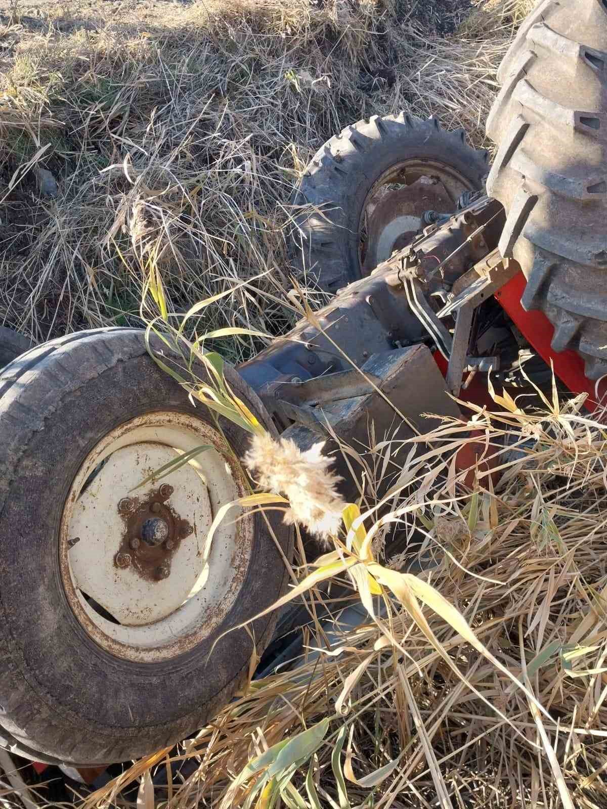 gaziantepte-devrilen-traktorun-surucusu-hayatini-kaybetti