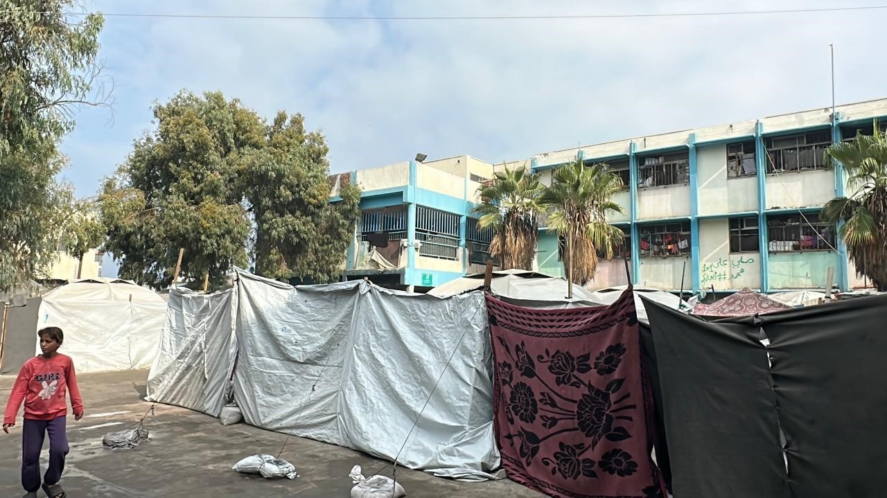 gazzede-cocuklar-enkaza-donen-okullarda-ders-basi-yapti