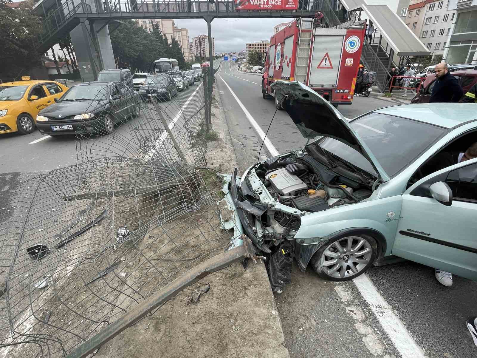 hafif-ticari-arac-ile-otomobil-carpisti-yol-trafige-kapandi