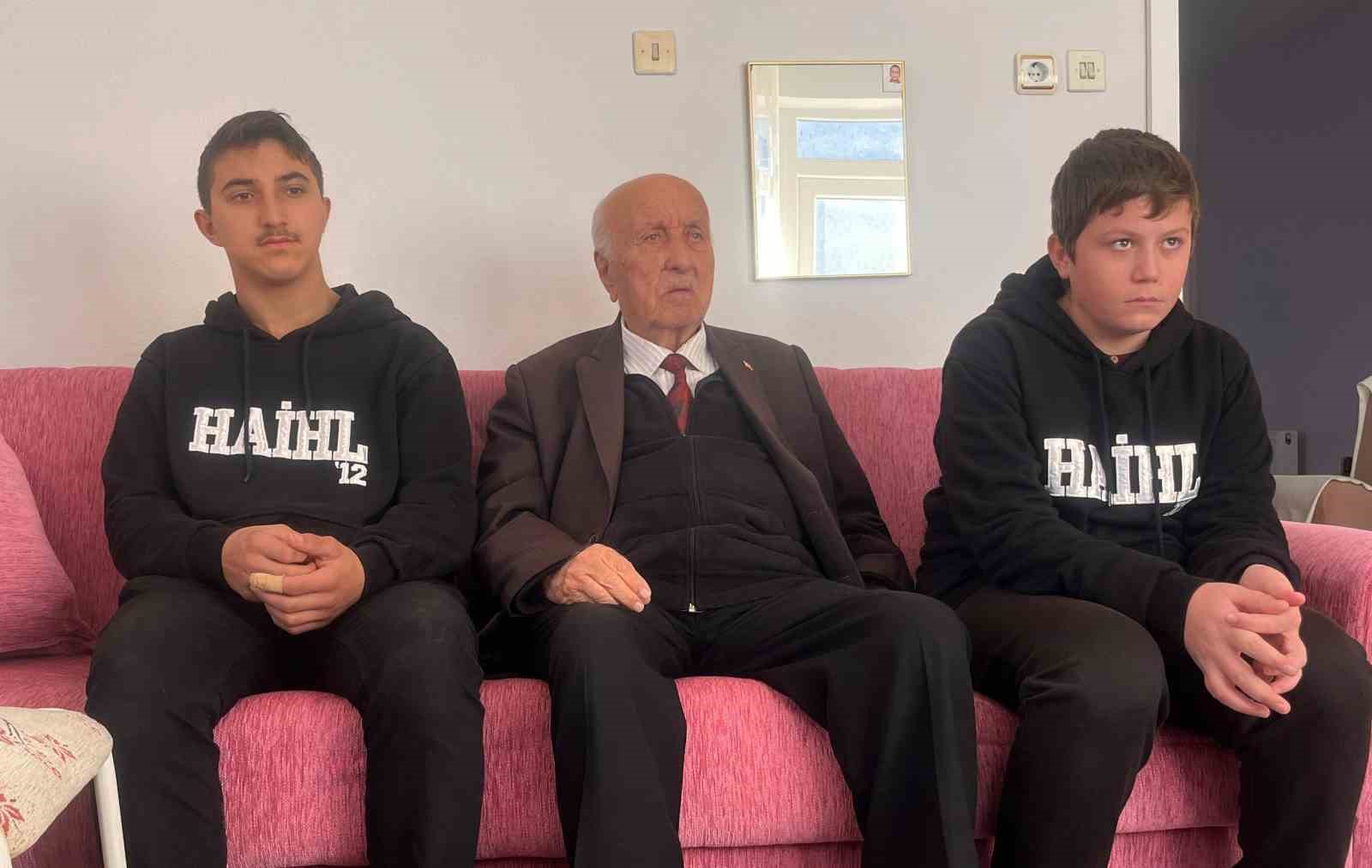 hayraboluda-ogrencilerin-ziyareti-emekli-ogretmeni-duygulandirdi