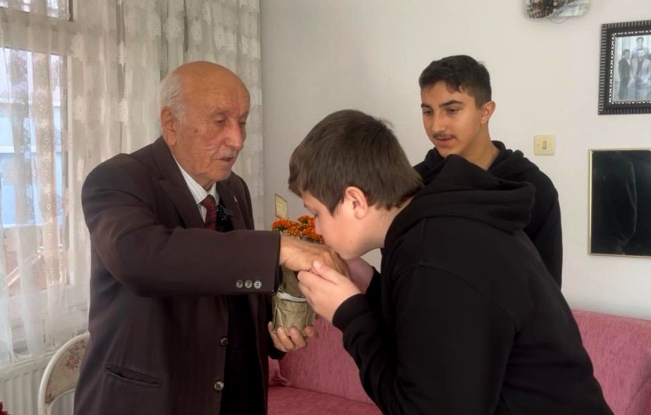 hayraboluda-ogrencilerin-ziyareti-emekli-ogretmeni-duygulandirdi