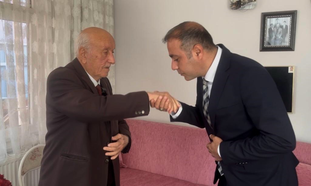 hayraboluda-ogrencilerin-ziyareti-emekli-ogretmeni-duygulandirdi