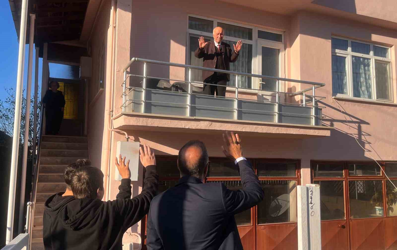 hayraboluda-ogrencilerin-ziyareti-emekli-ogretmeni-duygulandirdi