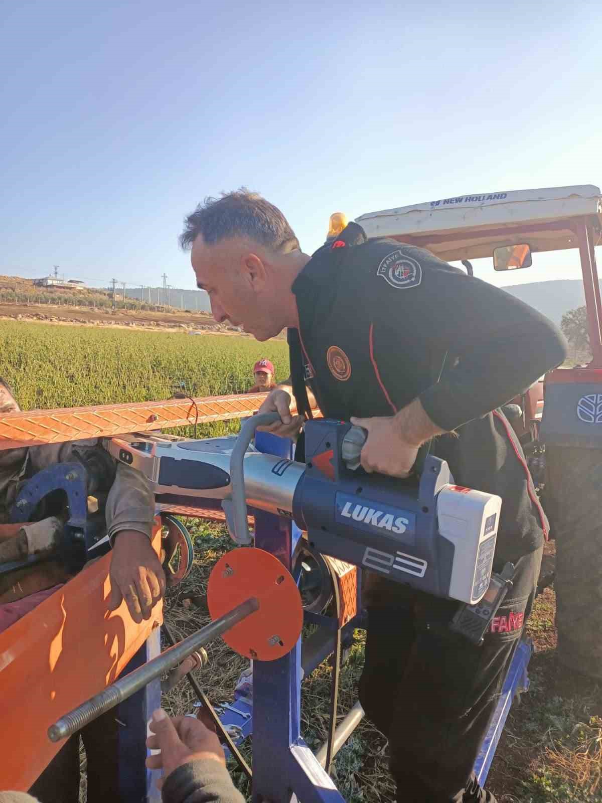 hortum-sarma-makinesine-kolu-sikisan-isci-kurtarildi