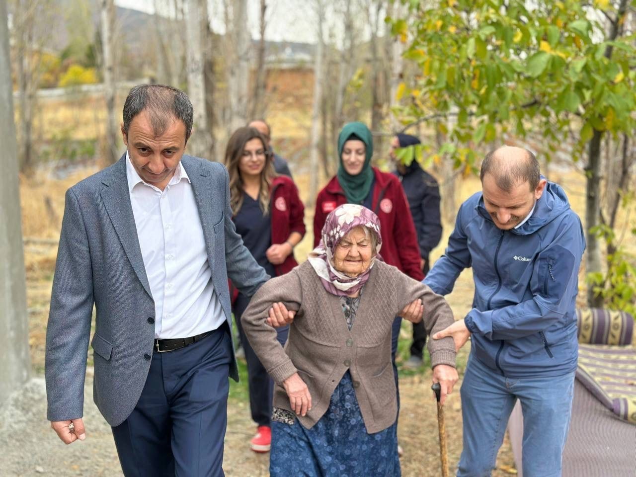 huyukte-evde-saglik-hizmetinden-yararlanan-yasli-hastalar-adina-fidan-dikildi