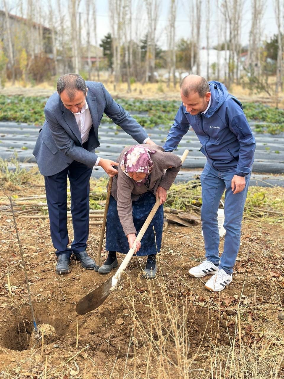 huyukte-evde-saglik-hizmetinden-yararlanan-yasli-hastalar-adina-fidan-dikildi