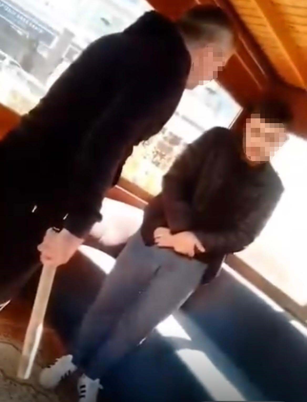 izmirde-hirsizlik-yaptigi-one-surulen-taksi-soforune-darp