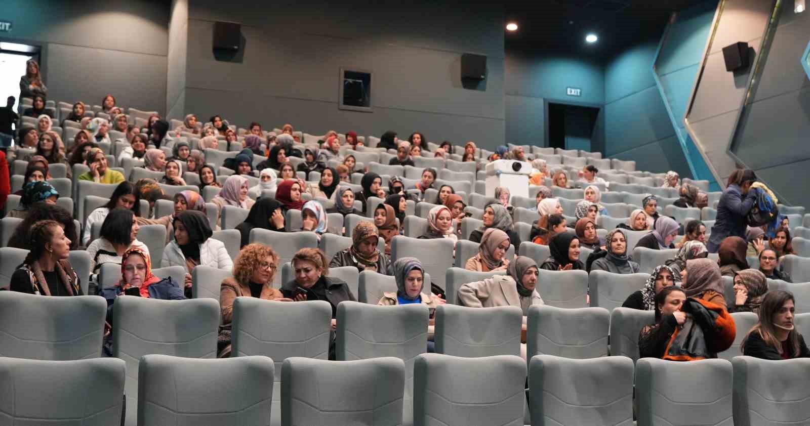 kadinlar-icin-film-gosterimi