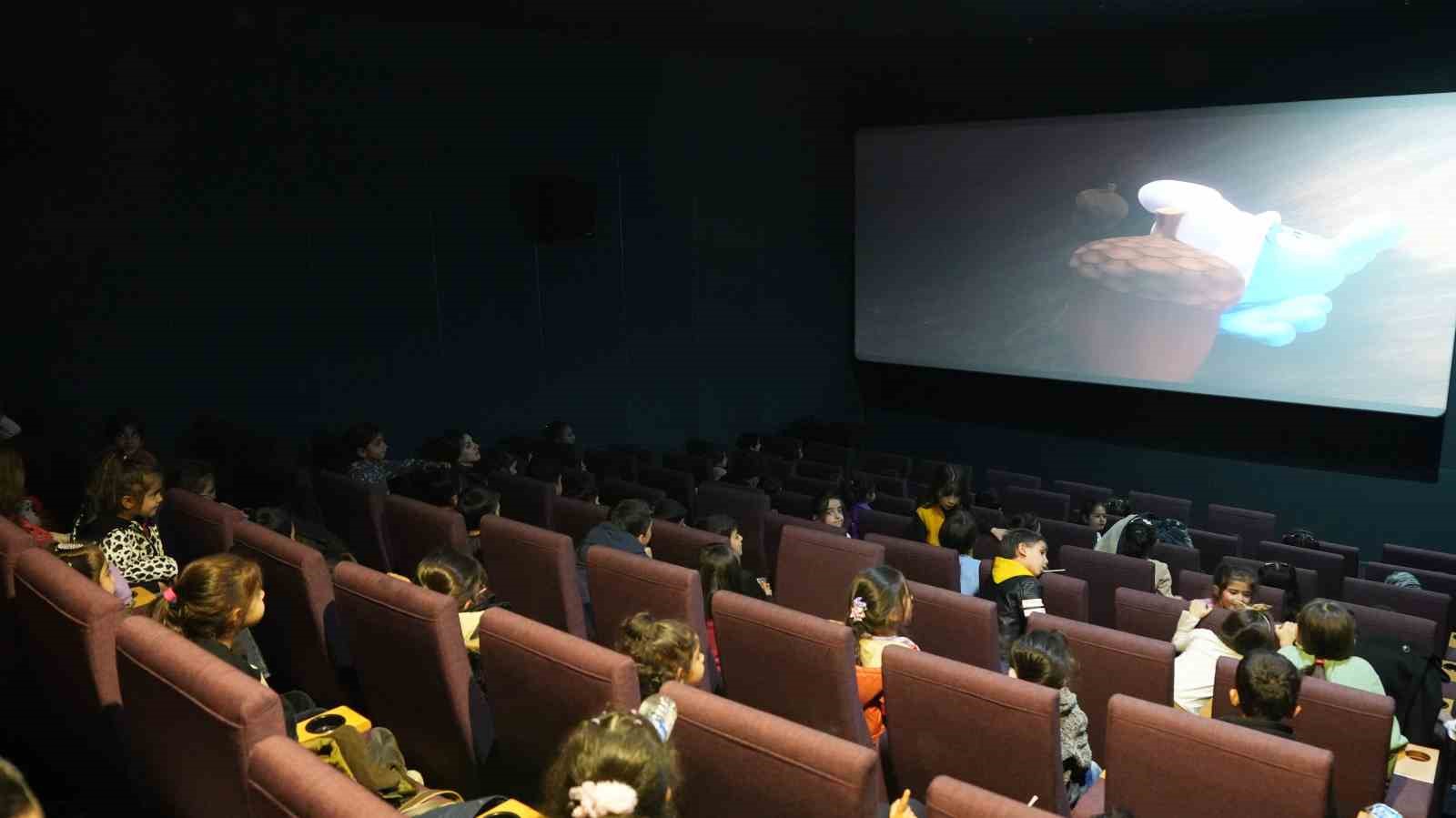 kadinlar-icin-film-gosterimi