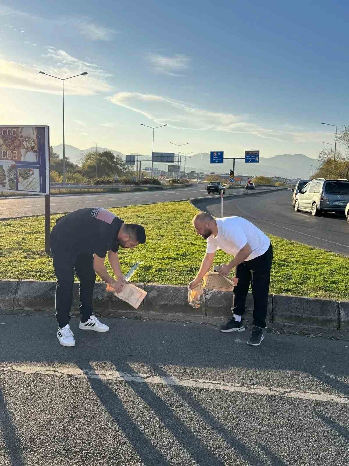 kagit-tasiyan-aractan-kuran-i-kerim-sayfalari-savruldu-2-kisi-hakkinda-islem-baslatildi