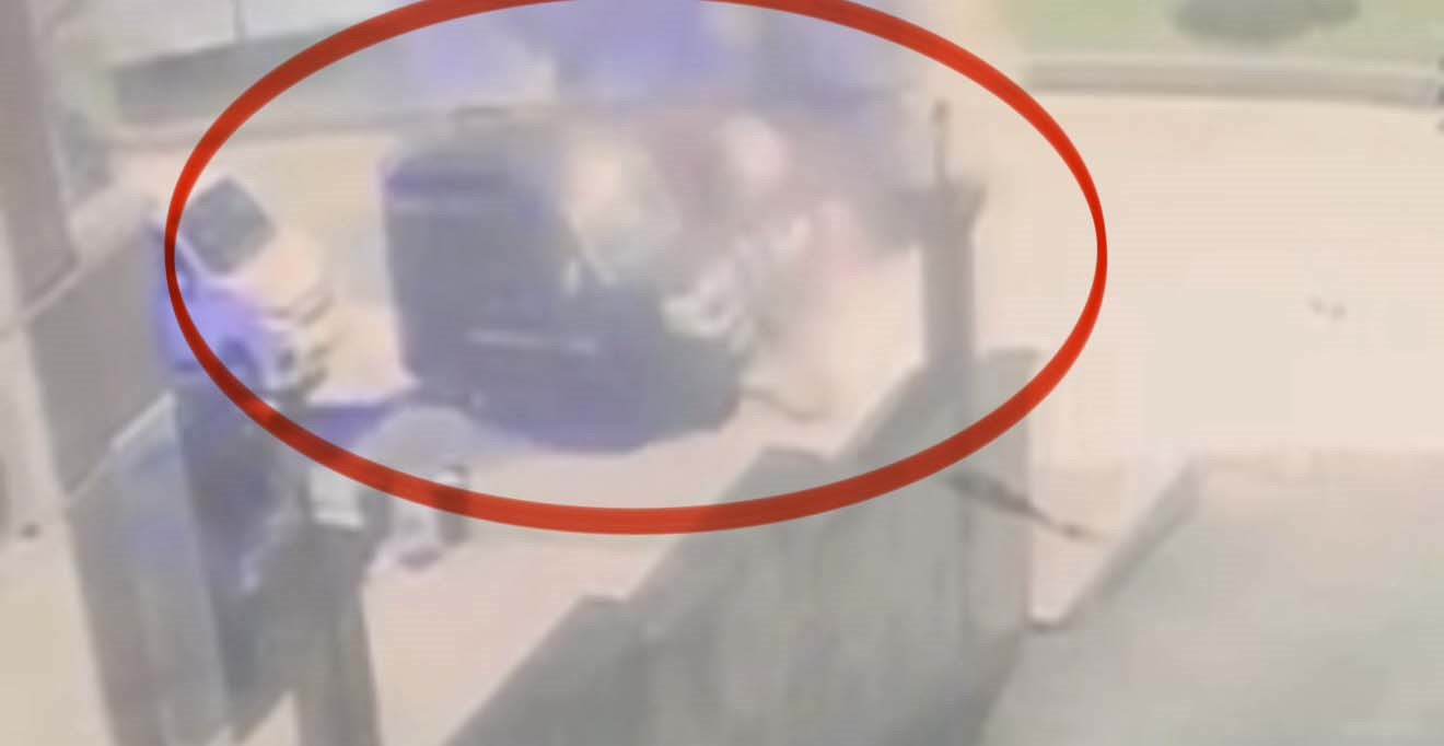 kamyonun-carpip-kactigi-kazada-genc-surucu-yaralandi-kaza-ani-guvenlik-kamerasinda