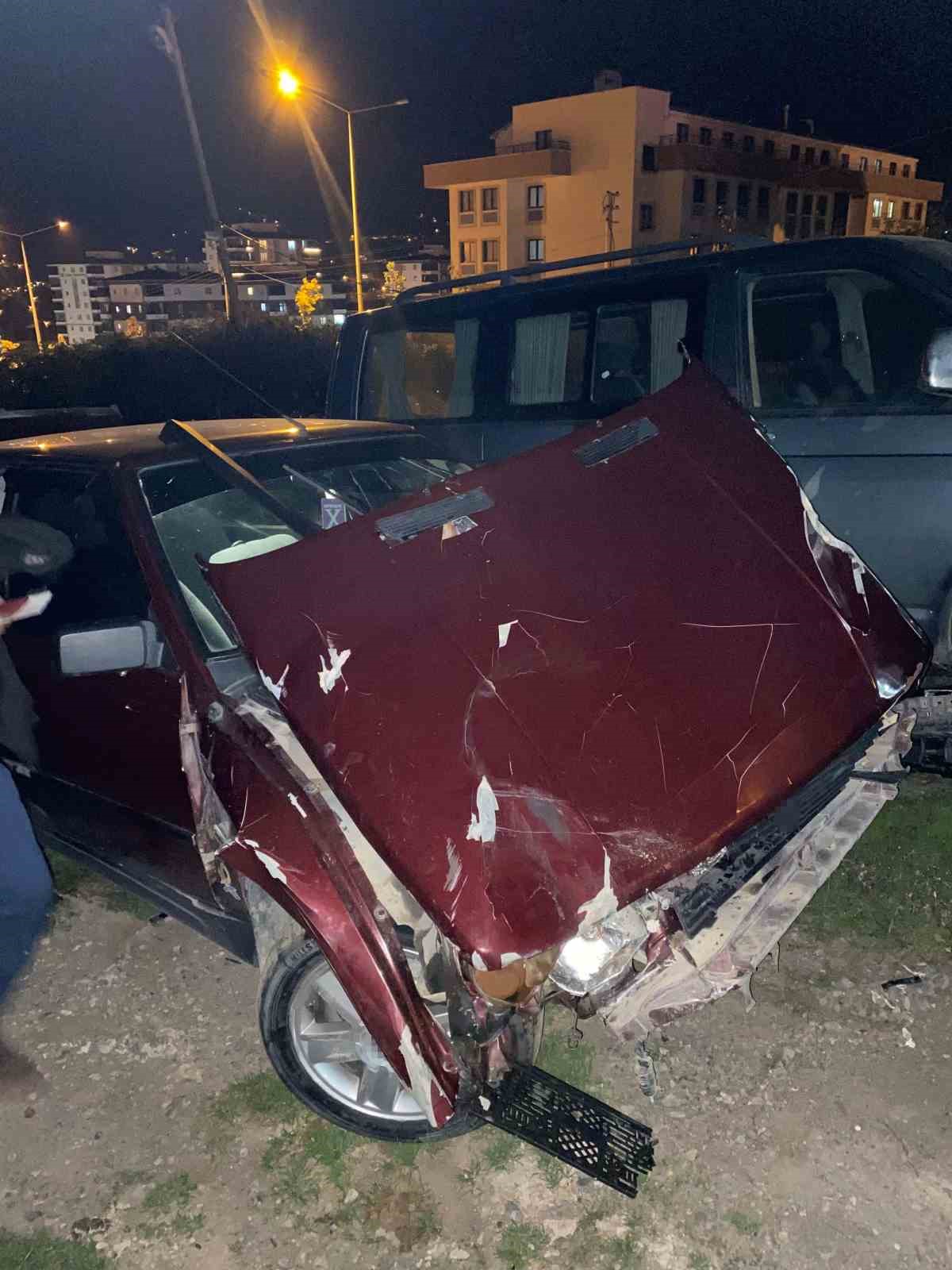 kamyonun-carpip-kactigi-kazada-genc-surucu-yaralandi-kaza-ani-guvenlik-kamerasinda