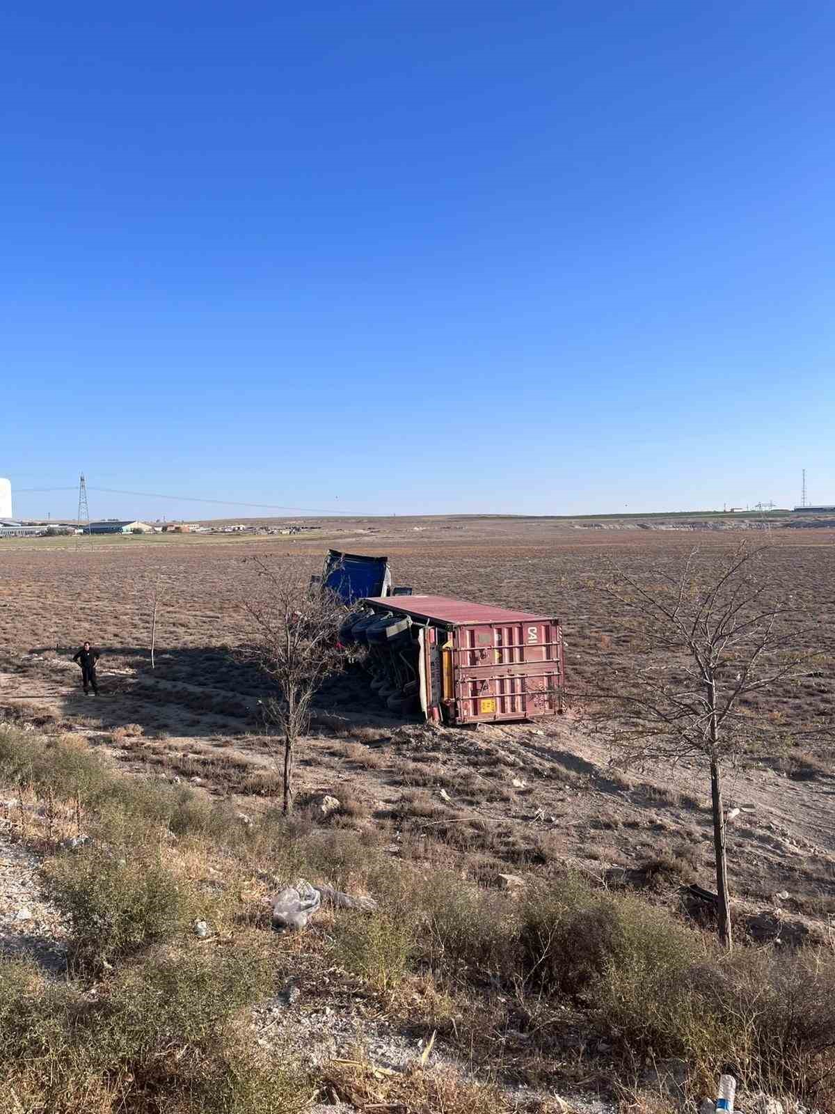 karapinarda-cekici-devrildi-1-yarali