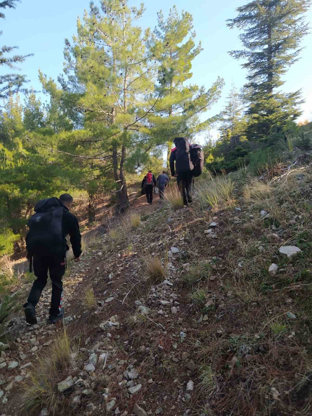 kayaliklarda-mahsur-kalan-keciler-kurtarildi