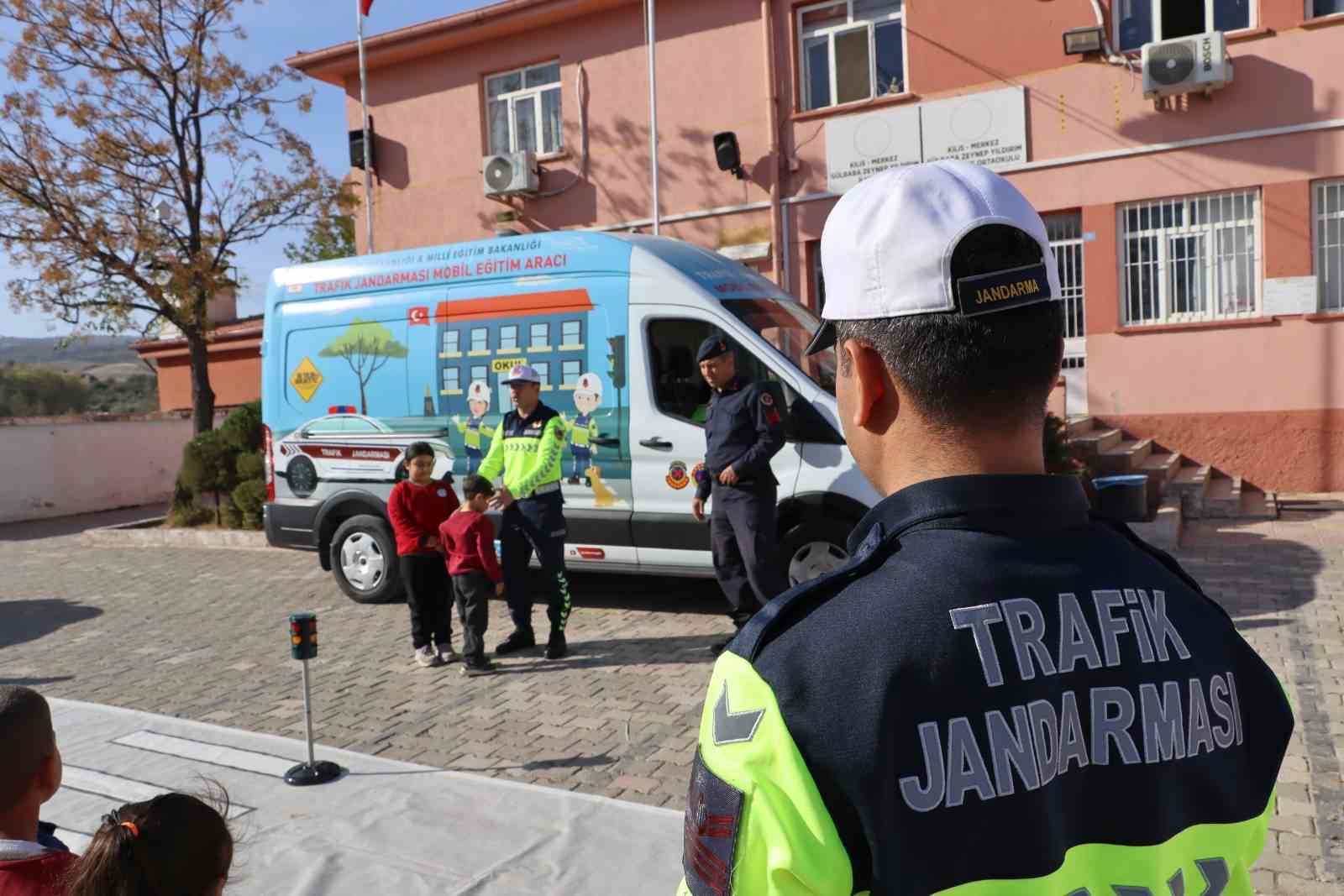 kiliste-ogrencilere-mobil-trafik-araci-ile-trafik-egitimi-verildi