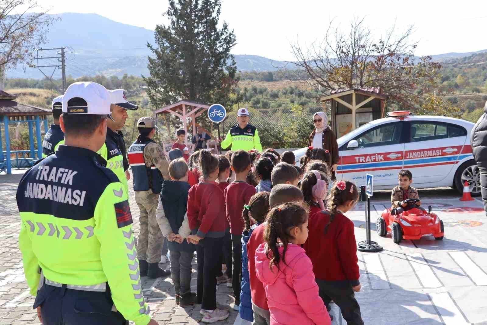 kiliste-ogrencilere-mobil-trafik-araci-ile-trafik-egitimi-verildi