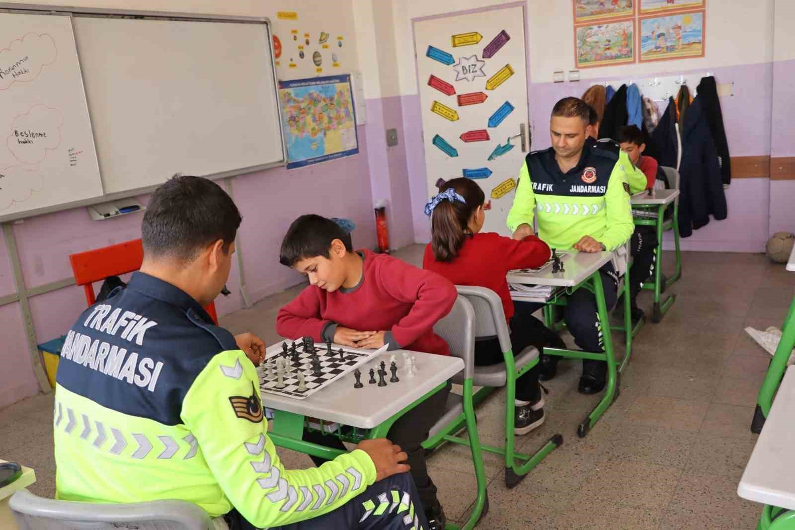 kiliste-ogrencilere-mobil-trafik-araci-ile-trafik-egitimi-verildi