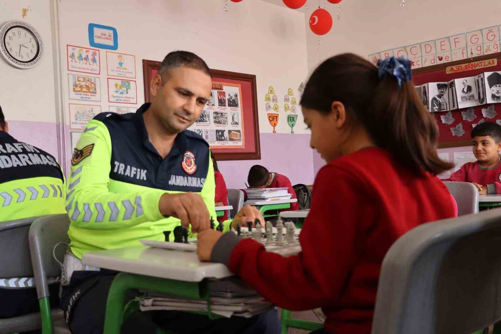 kiliste-ogrencilere-mobil-trafik-araci-ile-trafik-egitimi-verildi