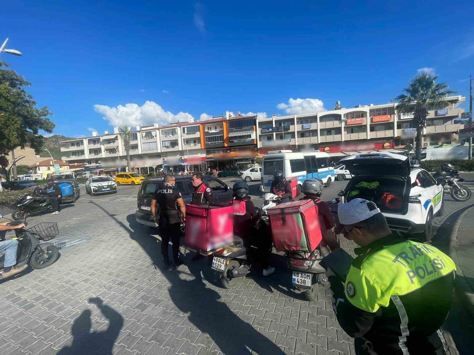 marmariste-motorlu-kuryeler-denetlendi