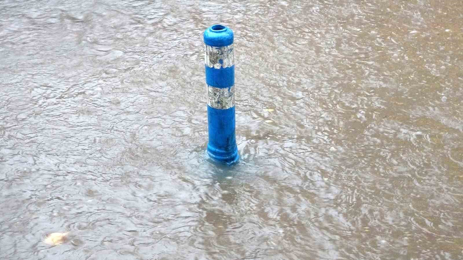 mentesede-siddetli-yagmur-ve-dolu-etkili-oluyor