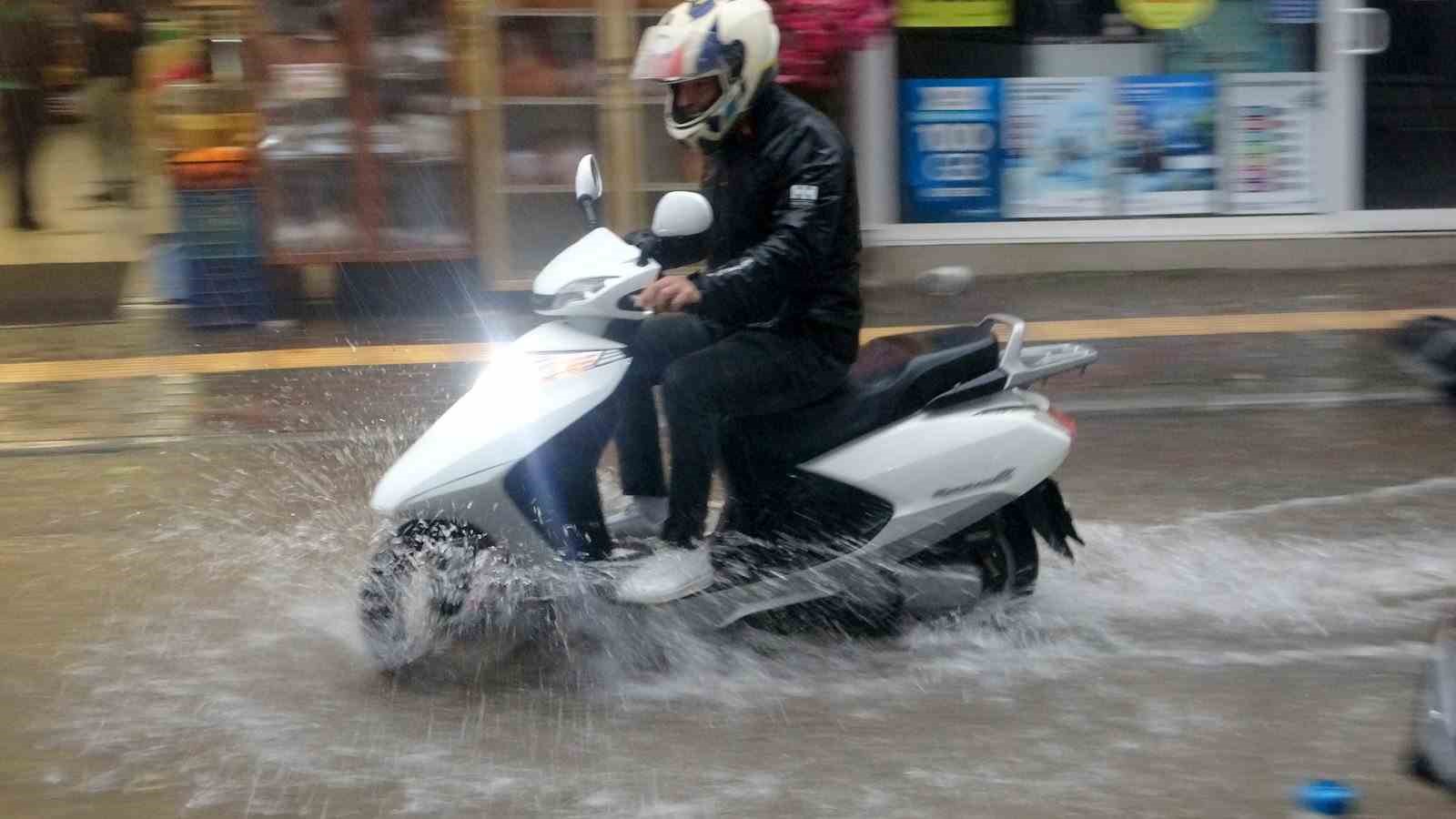 mentesede-siddetli-yagmur-ve-dolu-etkili-oluyor