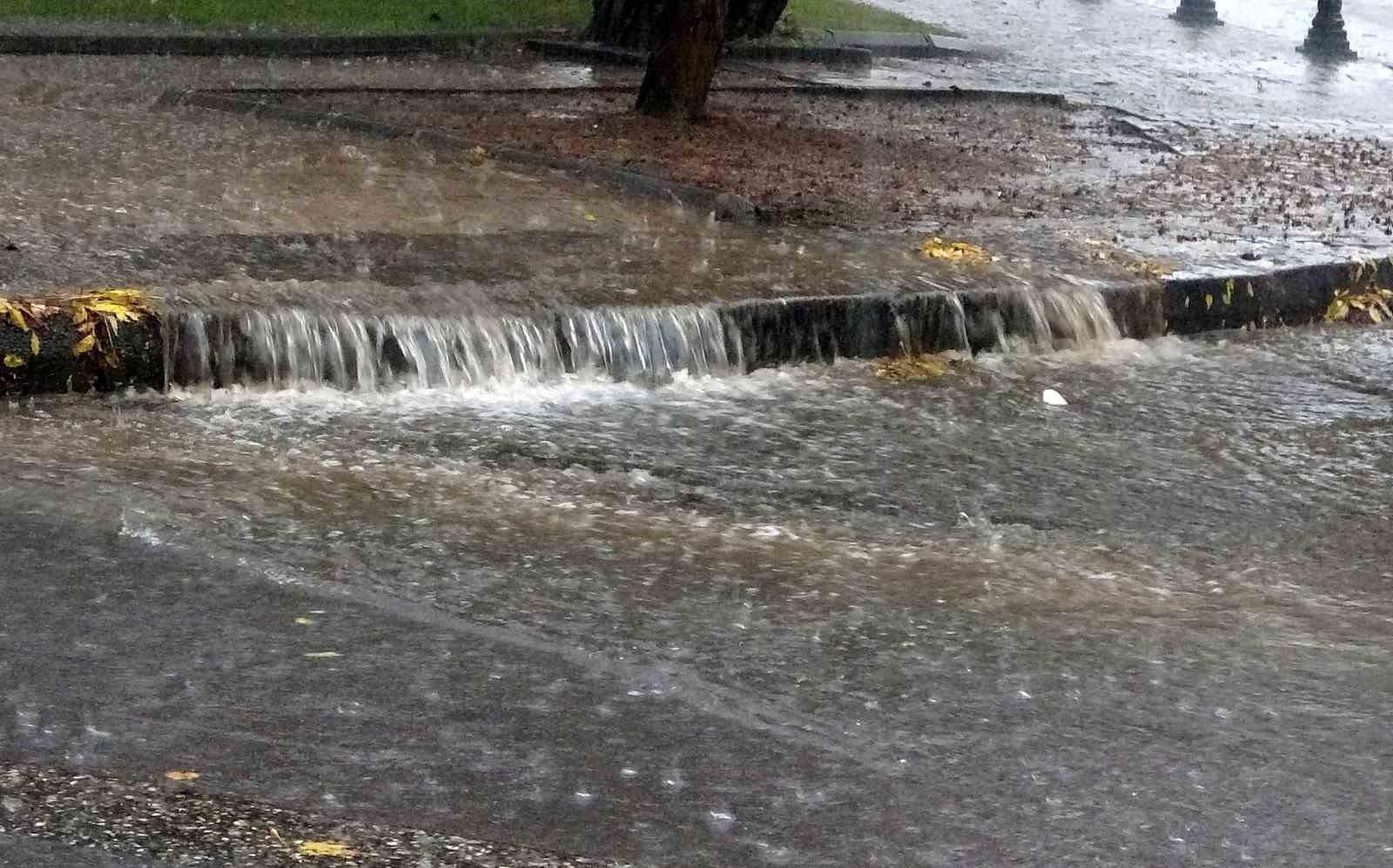 mentesede-siddetli-yagmur-ve-dolu-etkili-oluyor