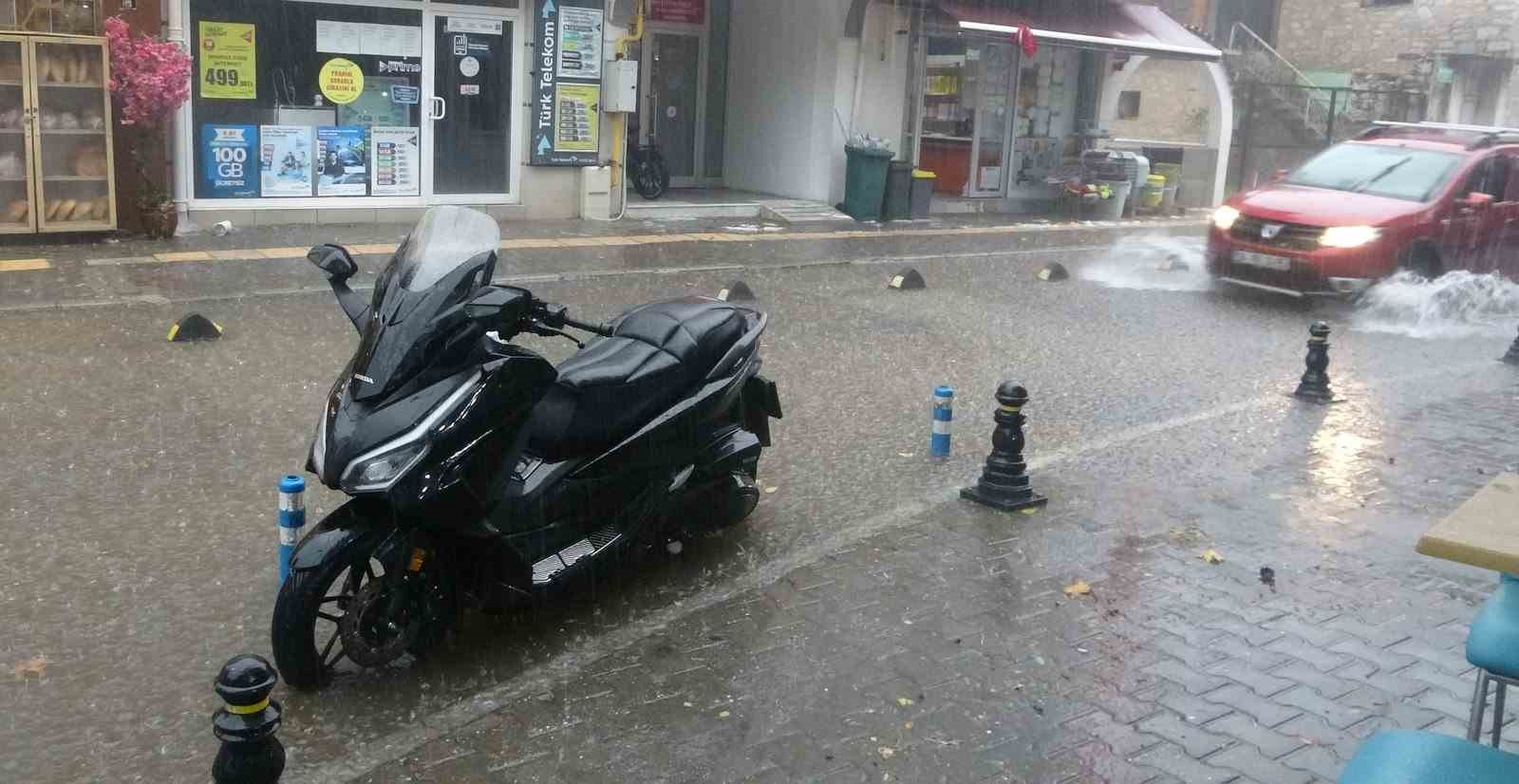 mentesede-siddetli-yagmur-ve-dolu-etkili-oluyor