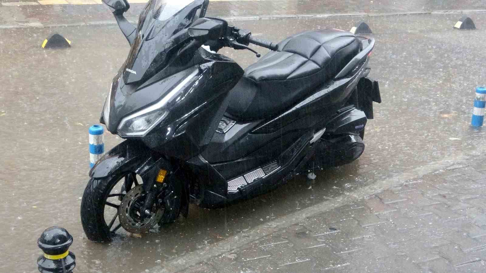 mentesede-siddetli-yagmur-ve-dolu-etkili-oluyor