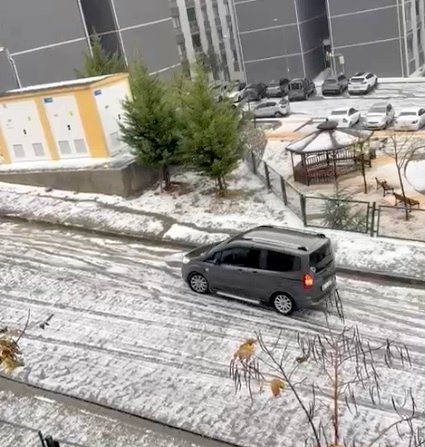 mentesede-siddetli-yagmur-ve-dolu-etkili-oluyor