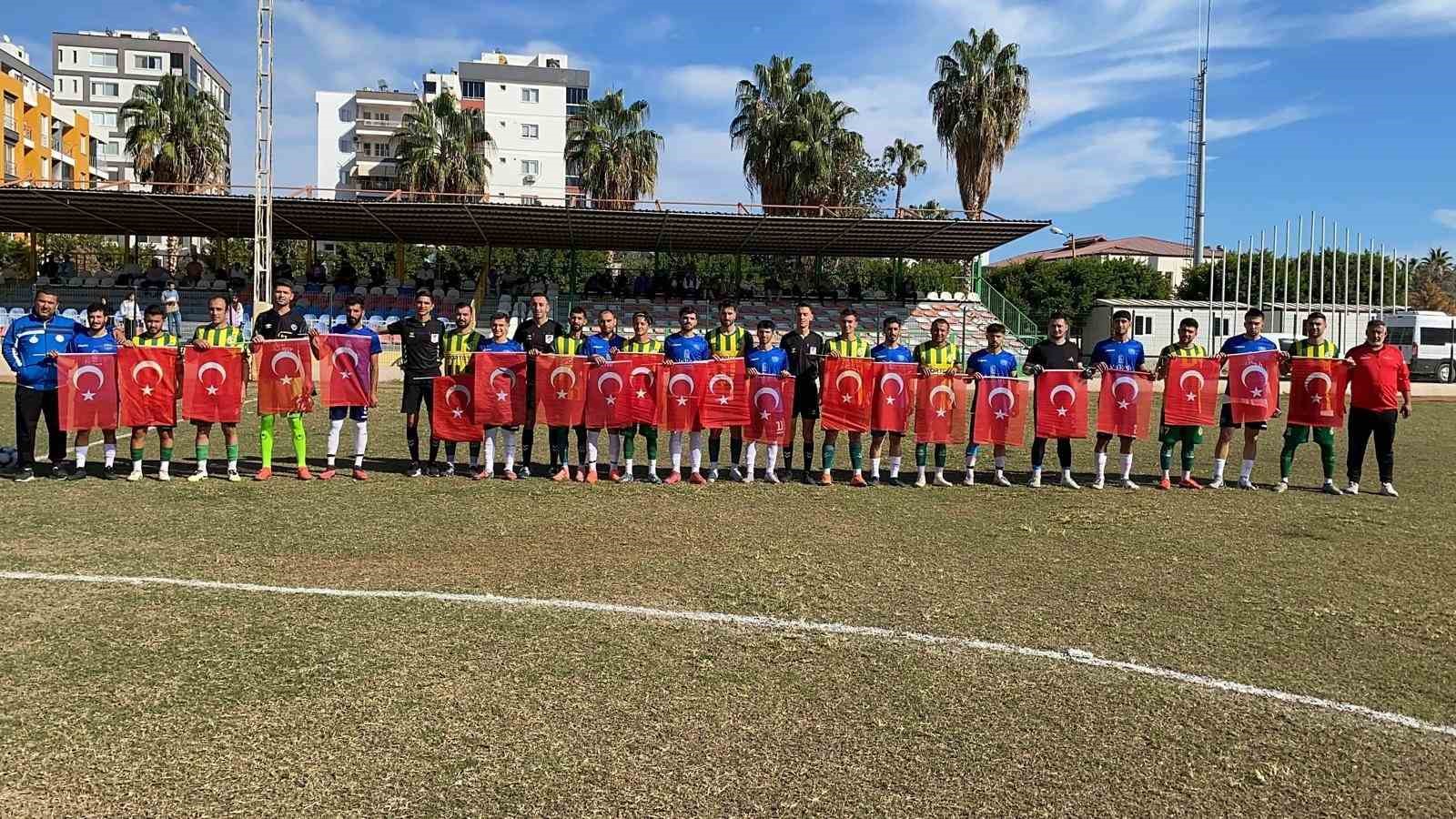 mersinde-takimlar-sahaya-turk-bayraklariyla-cikarak-sehitleri-andi