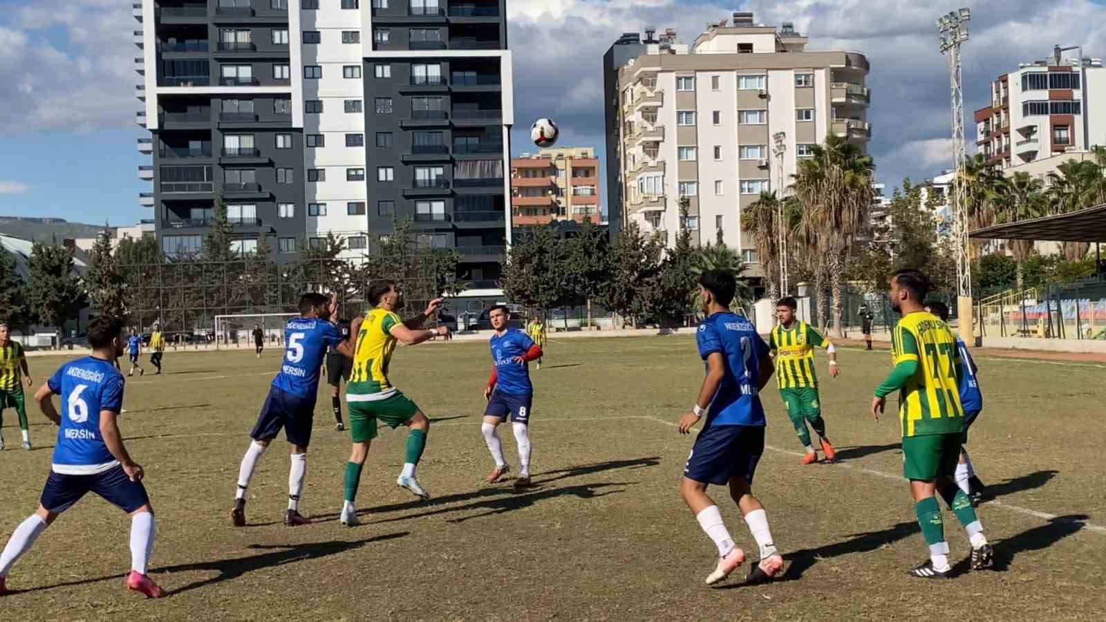 mersinde-takimlar-sahaya-turk-bayraklariyla-cikarak-sehitleri-andi