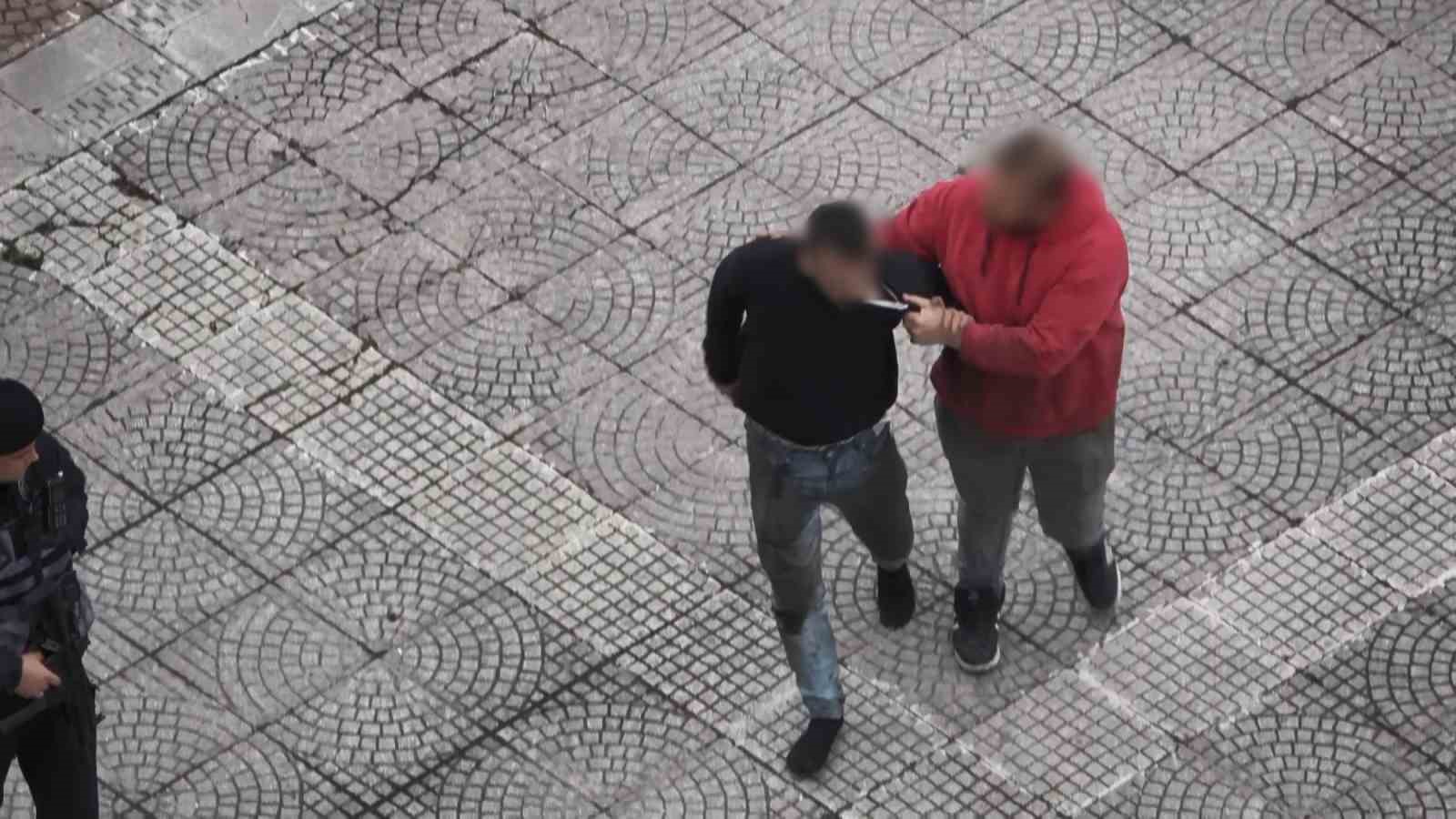 meydanda-ucan-tekmeli-kavga