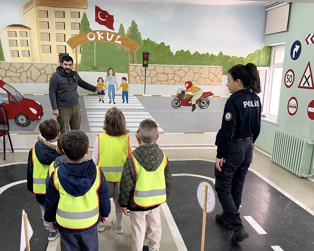 minik-ogrencilere-uygulamali-trafik-egitimi