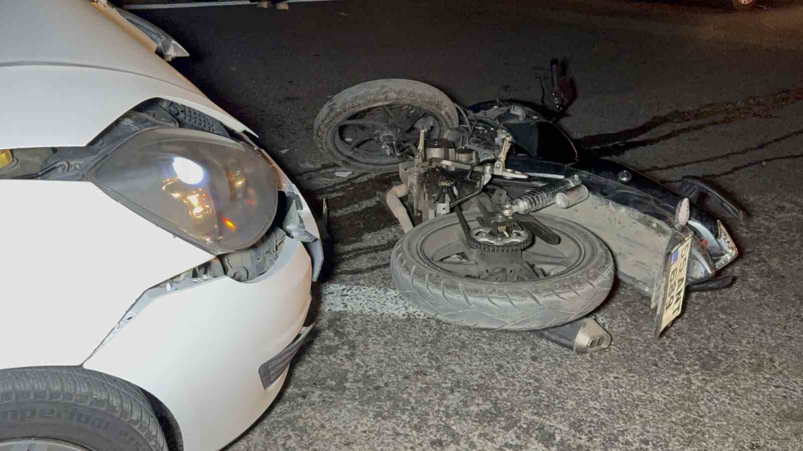 otomobille-carpisan-motosikletin-surucusu-agir-yaralandi