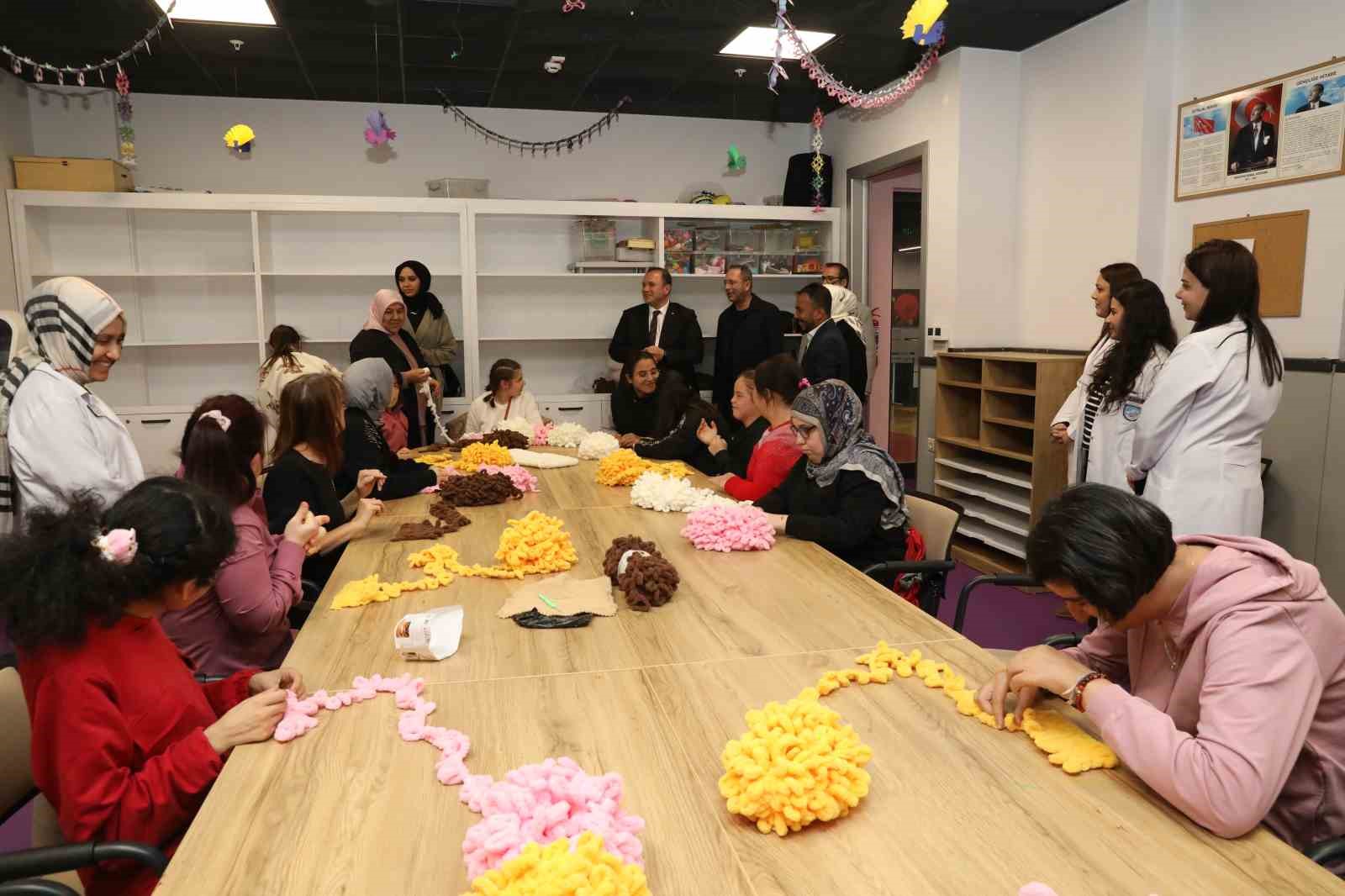 ozel-kiz-ogrencilerinin-el-emegi-atkilari-sevgi-evlerindeki-cocuklari-isitti