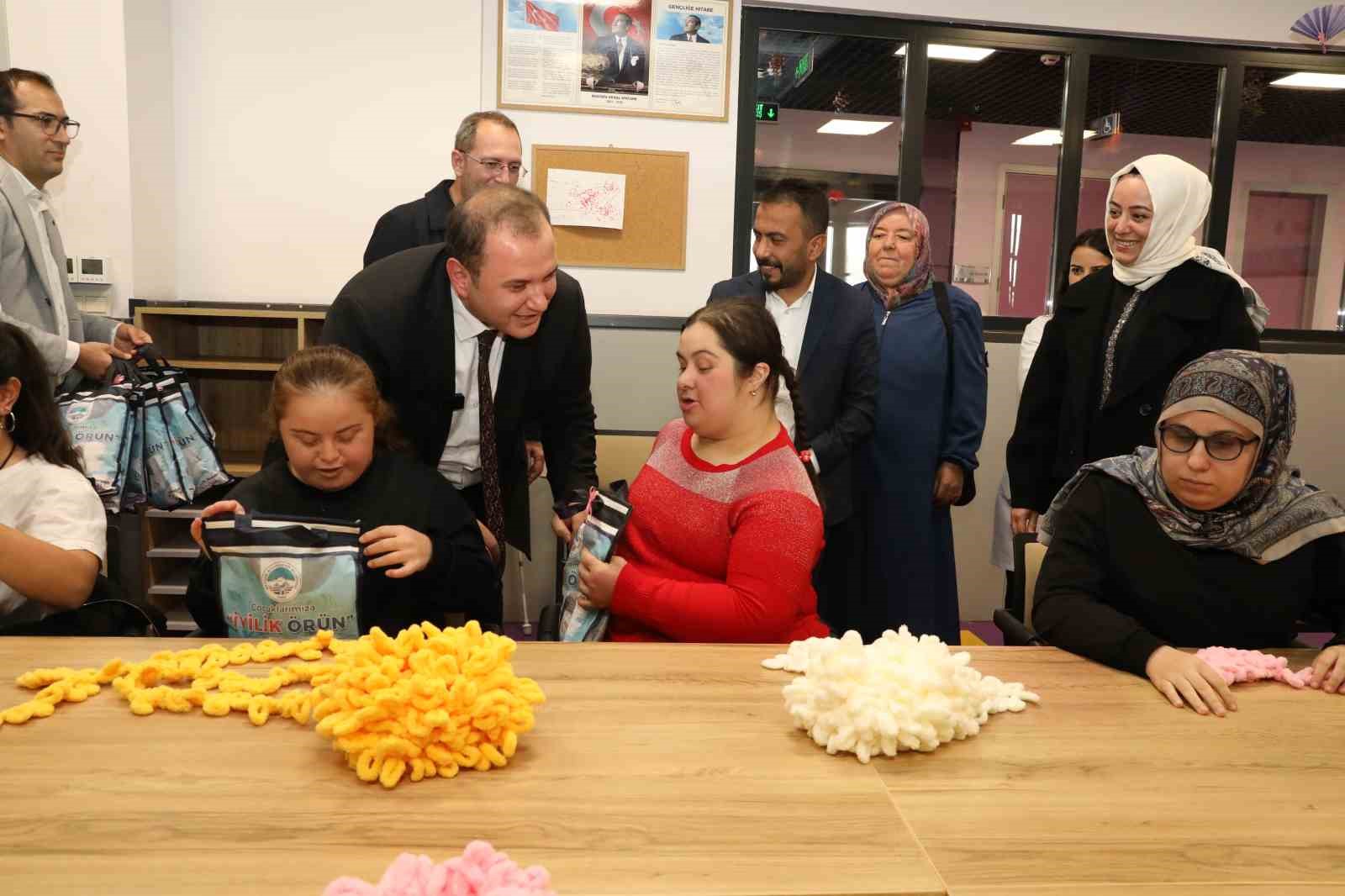 ozel-kiz-ogrencilerinin-el-emegi-atkilari-sevgi-evlerindeki-cocuklari-isitti