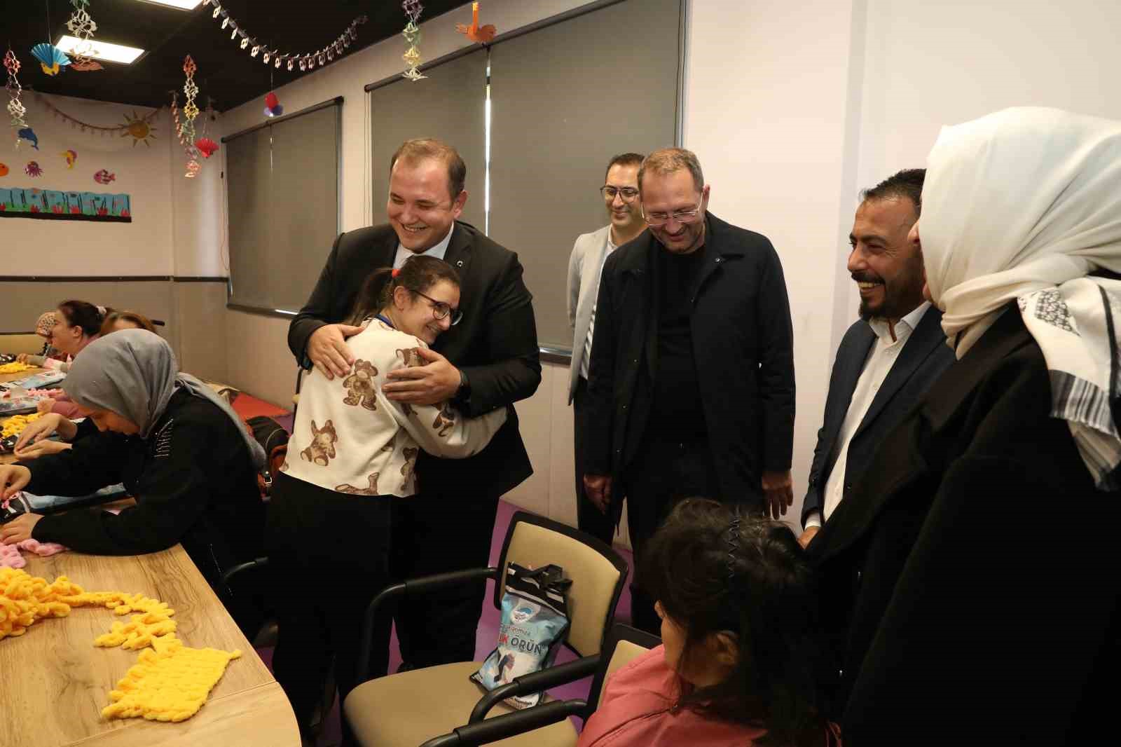 ozel-kiz-ogrencilerinin-el-emegi-atkilari-sevgi-evlerindeki-cocuklari-isitti