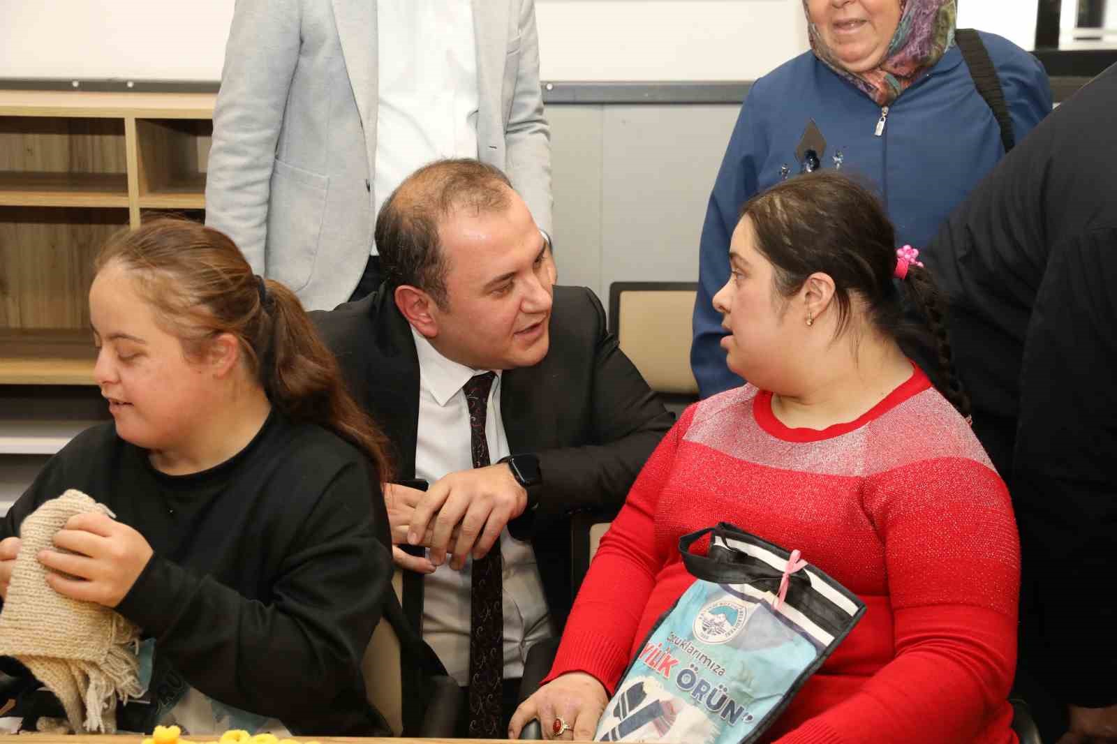 ozel-kiz-ogrencilerinin-el-emegi-atkilari-sevgi-evlerindeki-cocuklari-isitti