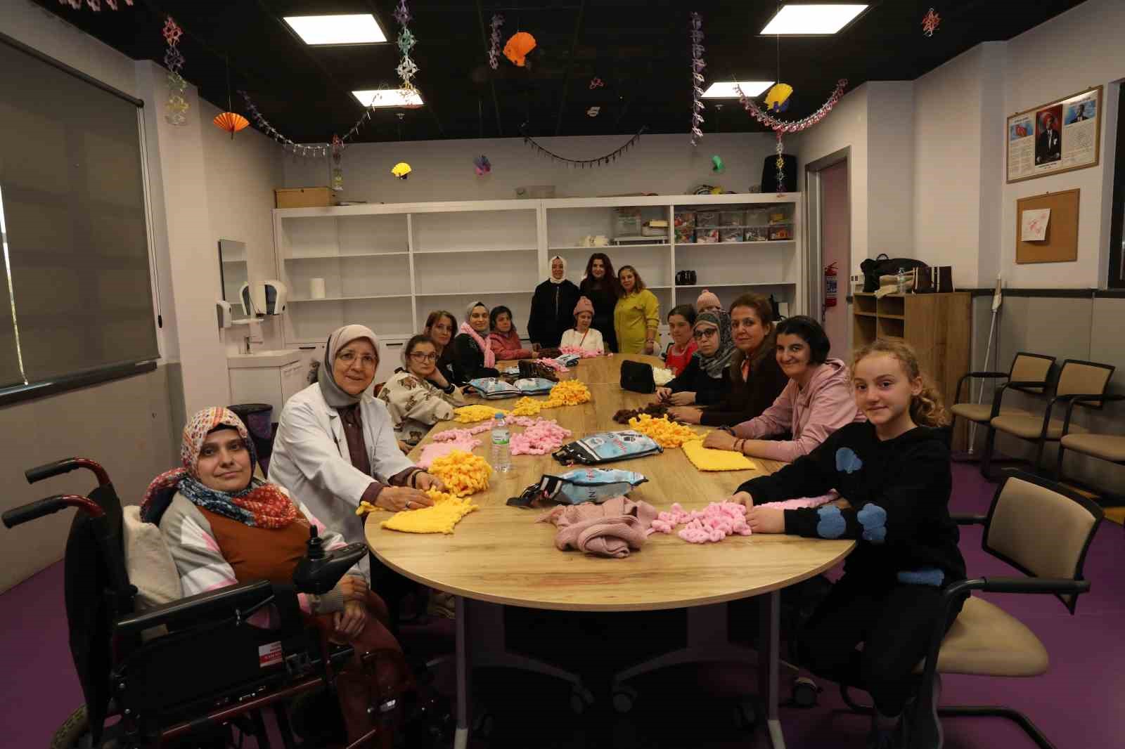 ozel-kiz-ogrencilerinin-el-emegi-atkilari-sevgi-evlerindeki-cocuklari-isitti