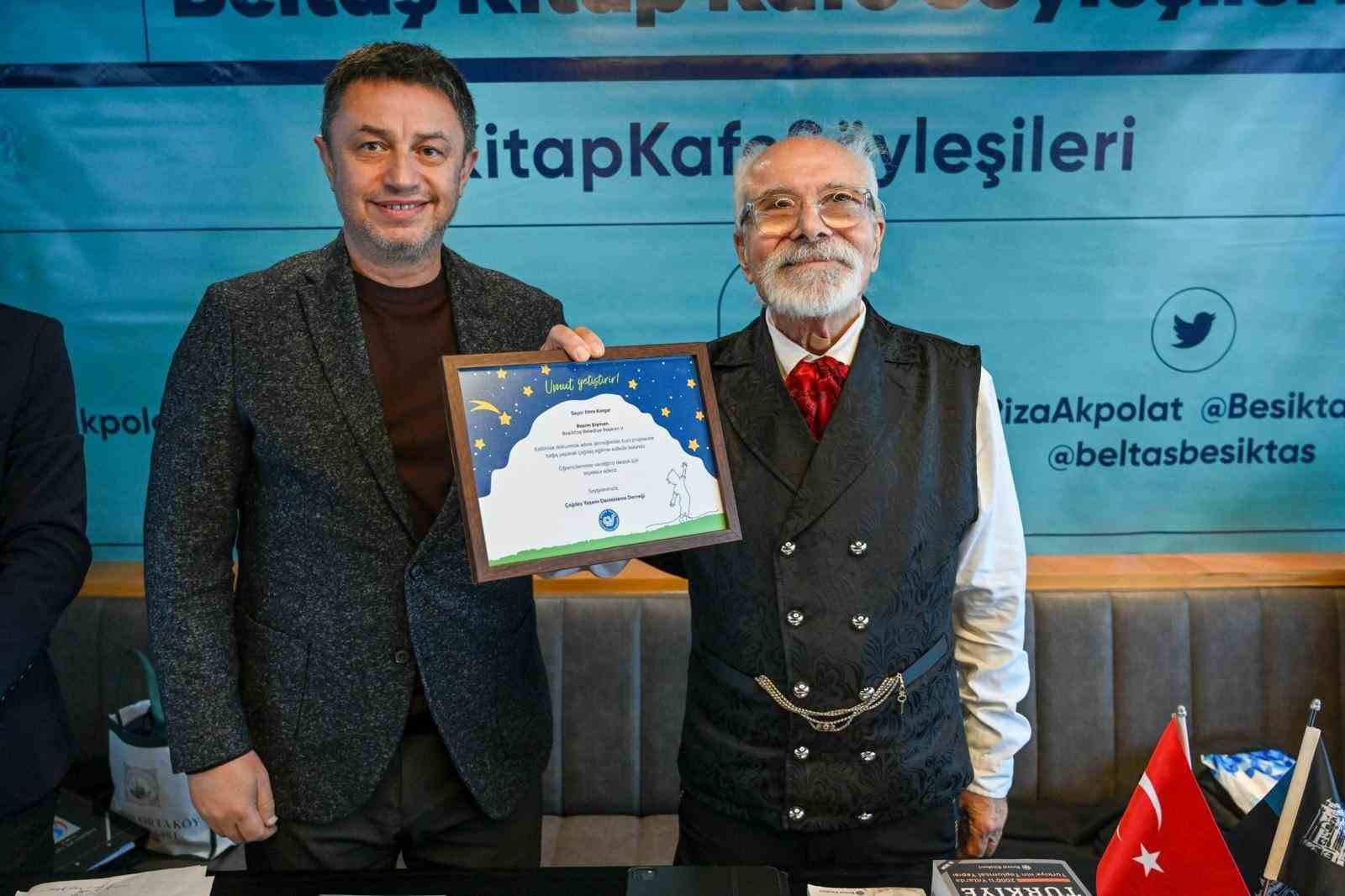 prof-dr-emre-kongar-beltas-kitap-kafede-okurlariyla-bulustu