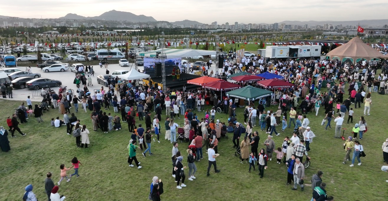 recep-tayyip-erdogan-millet-bahcesi-etkinlik-ussu-oldu