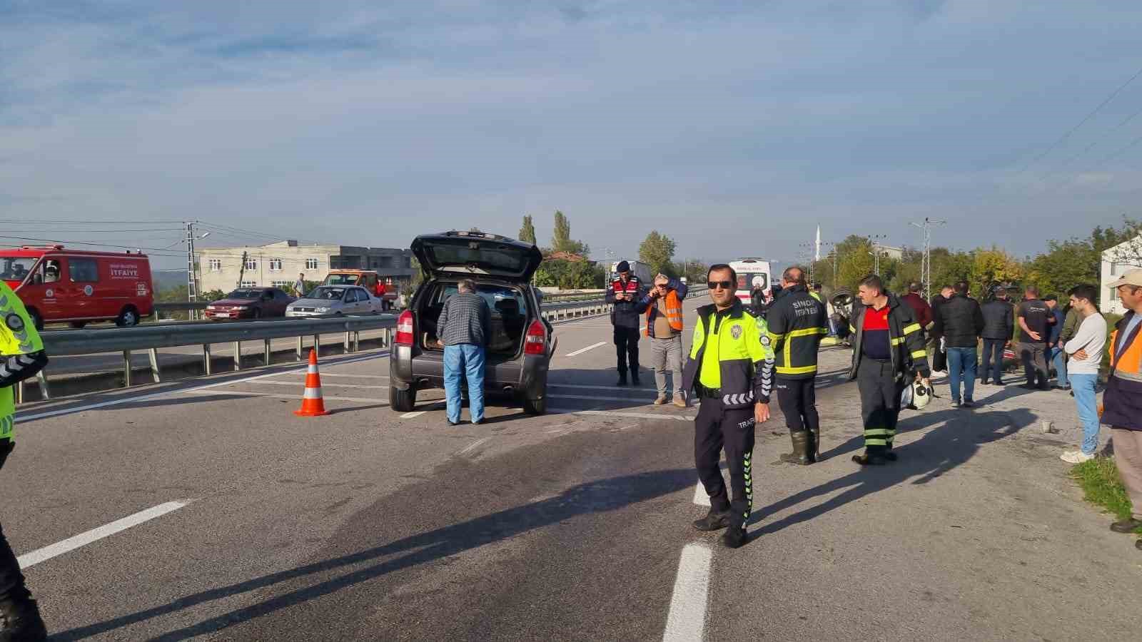 sinopta-otomobil-traktore-arkadan-carpti-2-yarali