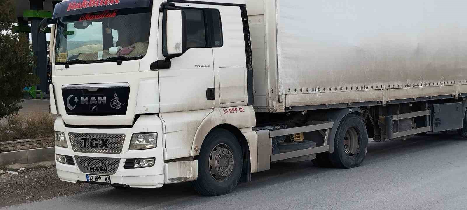 tirin-otomobili-sikistirdigi-kaza-ani-kamerada-1-yarali