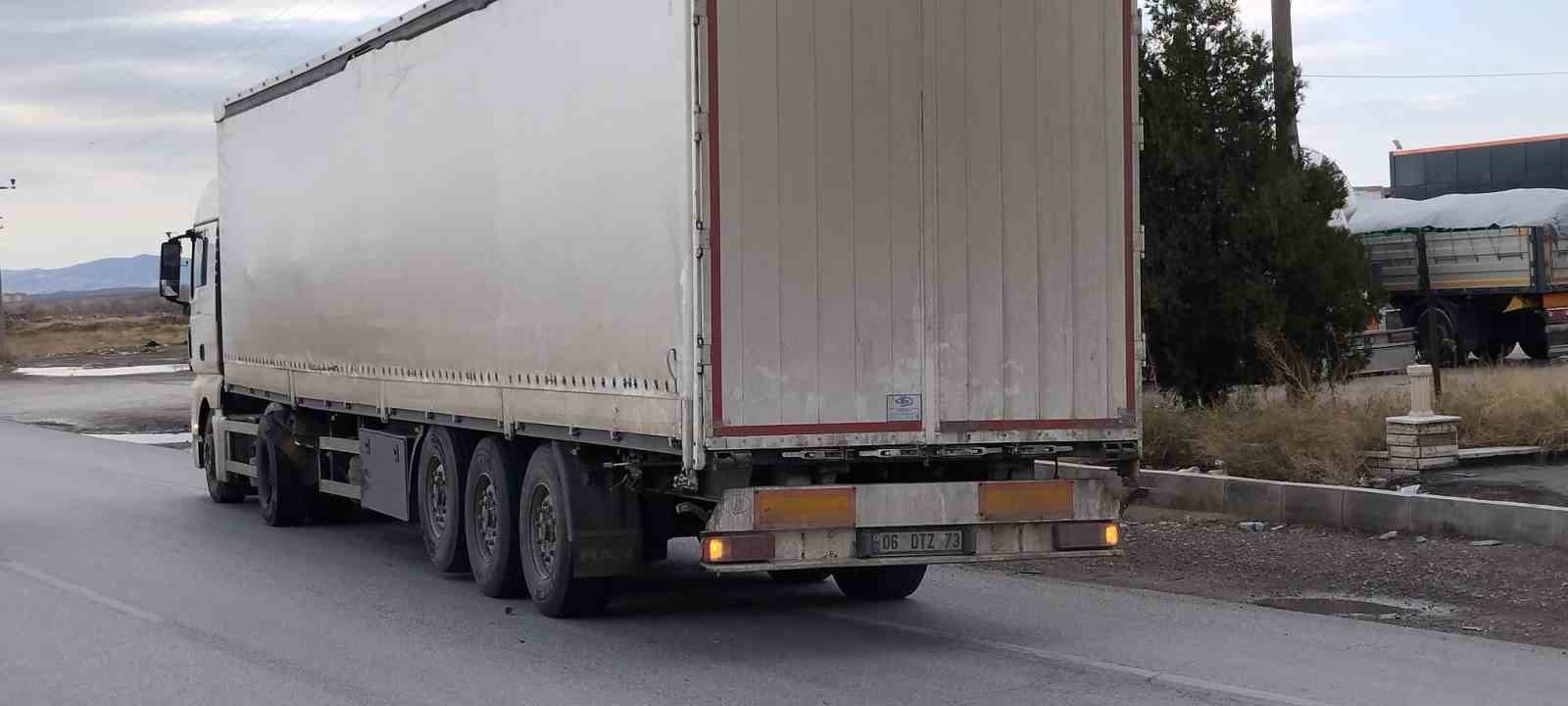 tirin-otomobili-sikistirdigi-kaza-ani-kamerada-1-yarali