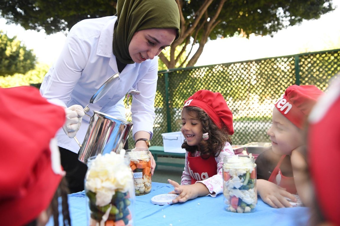 tursular-konyaaltinin-minik-elleriyle-kuruldu