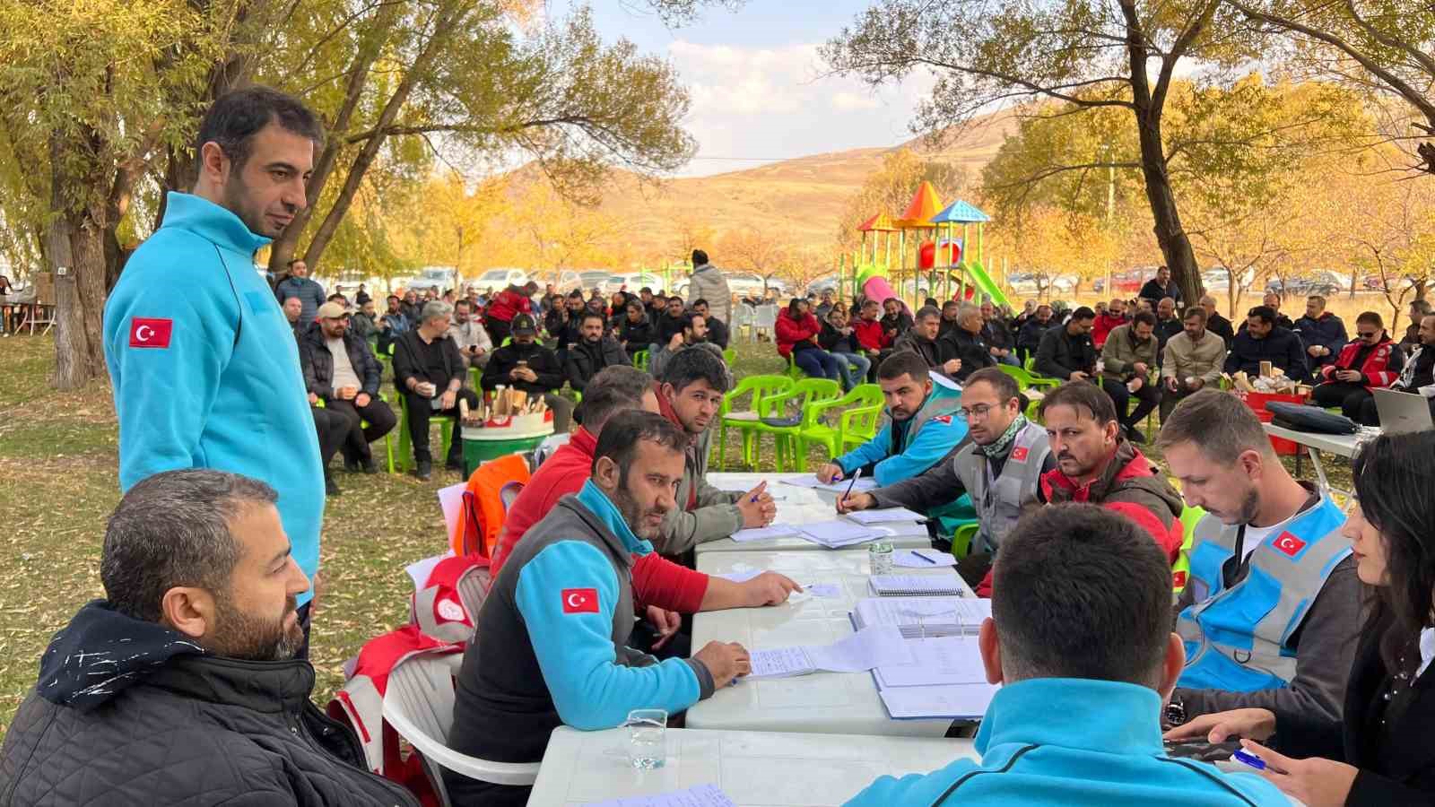 vanda-saglik-yoneticileri-afet-farkindalik-kampinda-bulustu