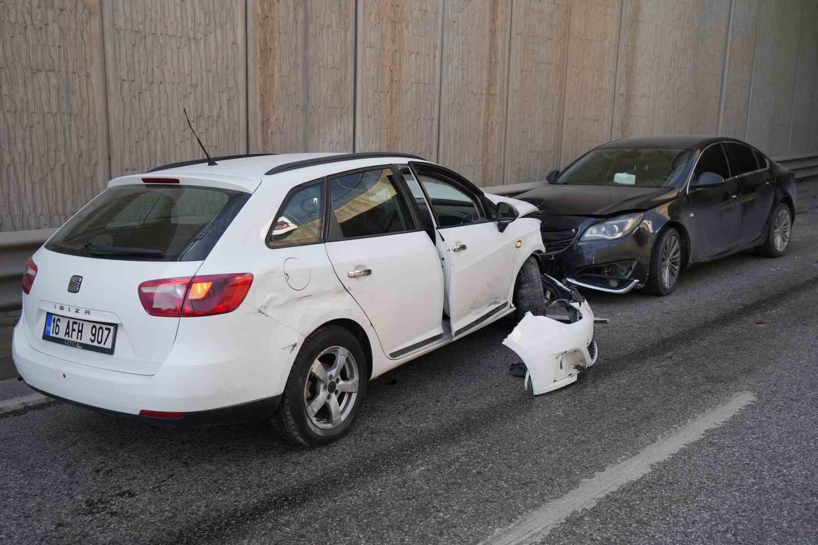 yola-dokulen-yag-zincirleme-kazaya-sebep-oldu-4-yarali