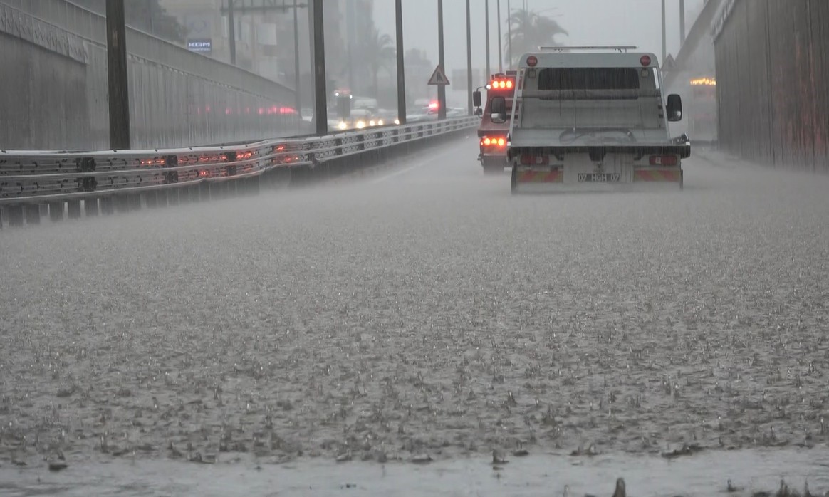 alanyada-saganak-yagis-trafigi-felc-etti