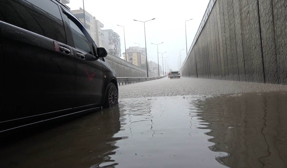 alanyada-saganak-yagis-trafigi-felc-etti